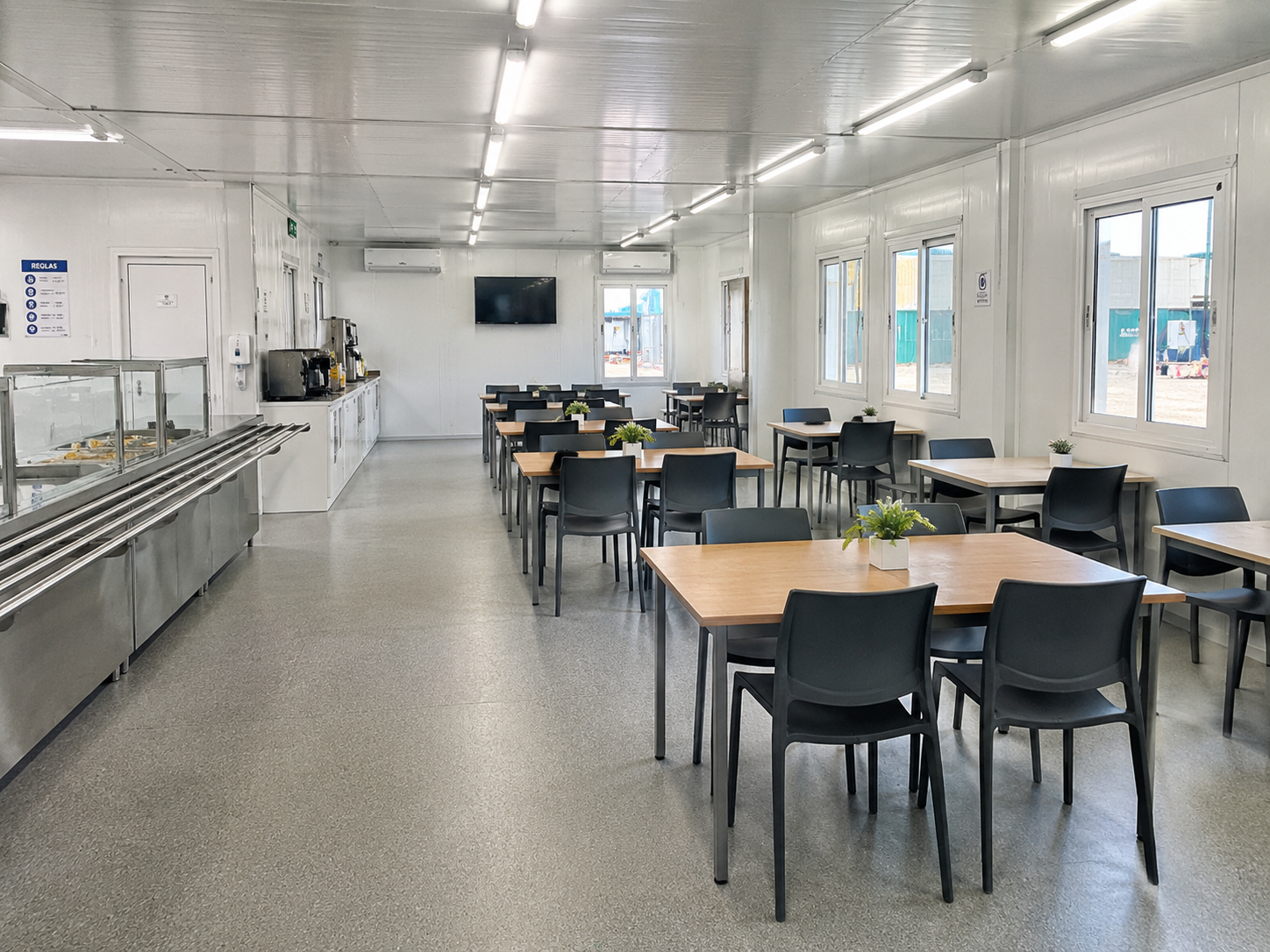 Comedor modular dotado con cocina y mobiliario operativo